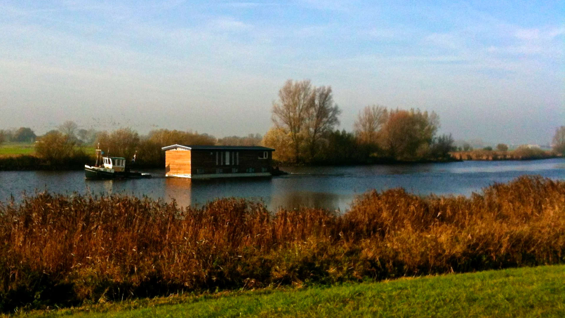 woonboot sleepboot sloep zwarte water