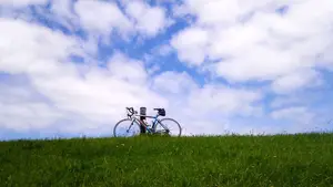 eenzame fiets dijk racefiets