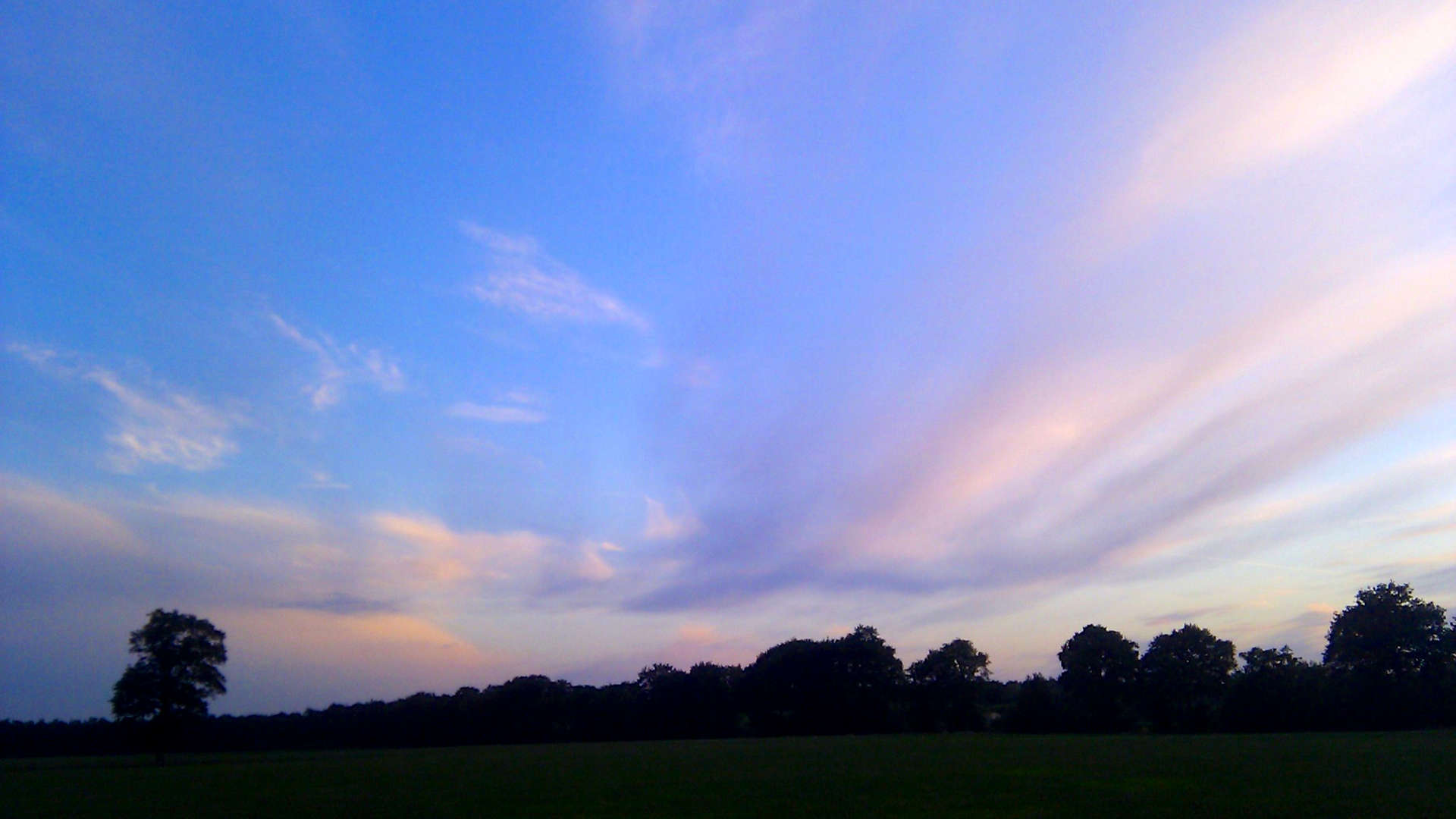 klein oever fraai belicht wolk zonsondergang