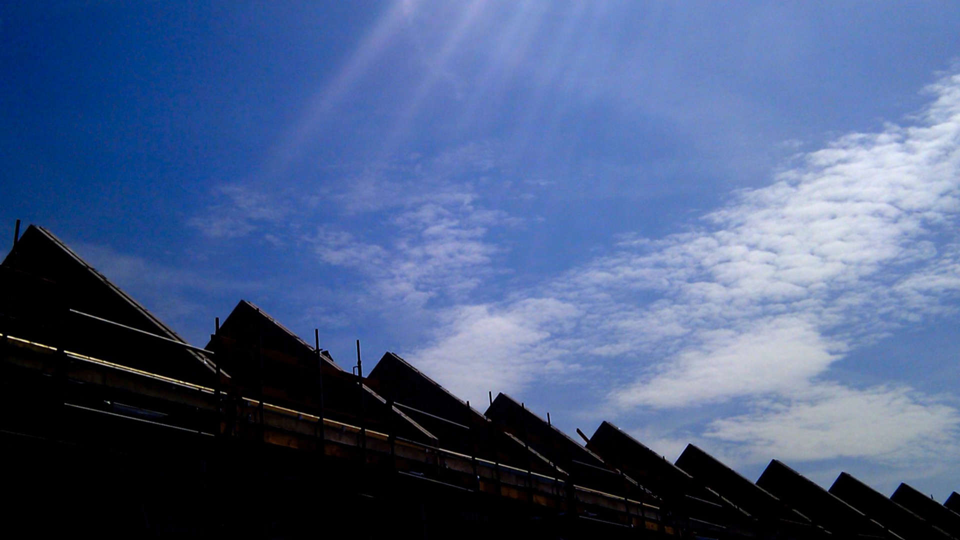 zaagtandpatroon daken bouw tegenlicht