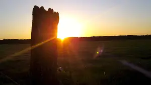spieroefening paal tegenlicht zonnestraal zonsondergang