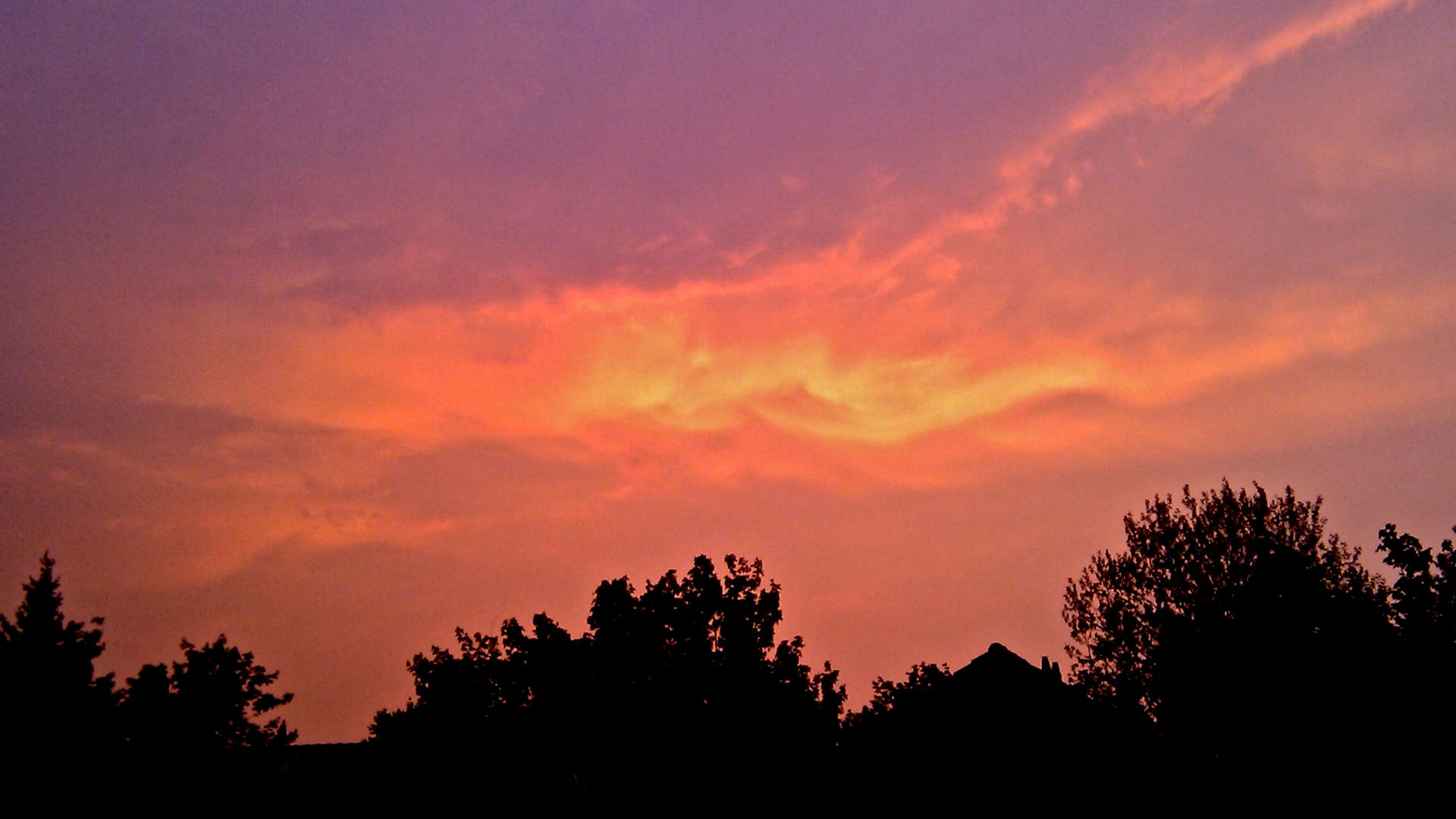 brandlucht zonsondergang hemelvuur