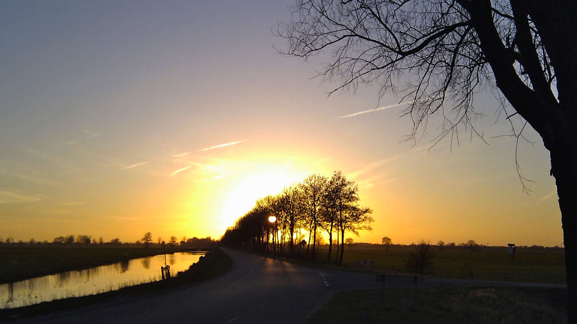 eerste avondrit zonsondergang tegenlicht
