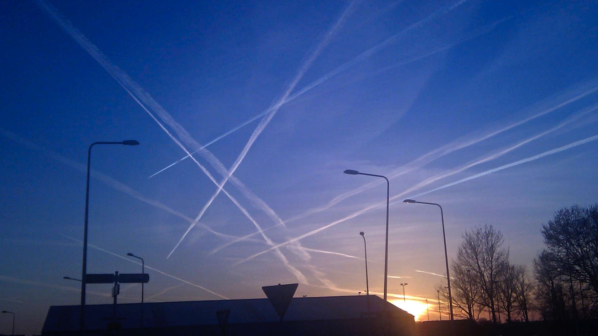 doorstreept avondblauw zonsondergang condensstreep