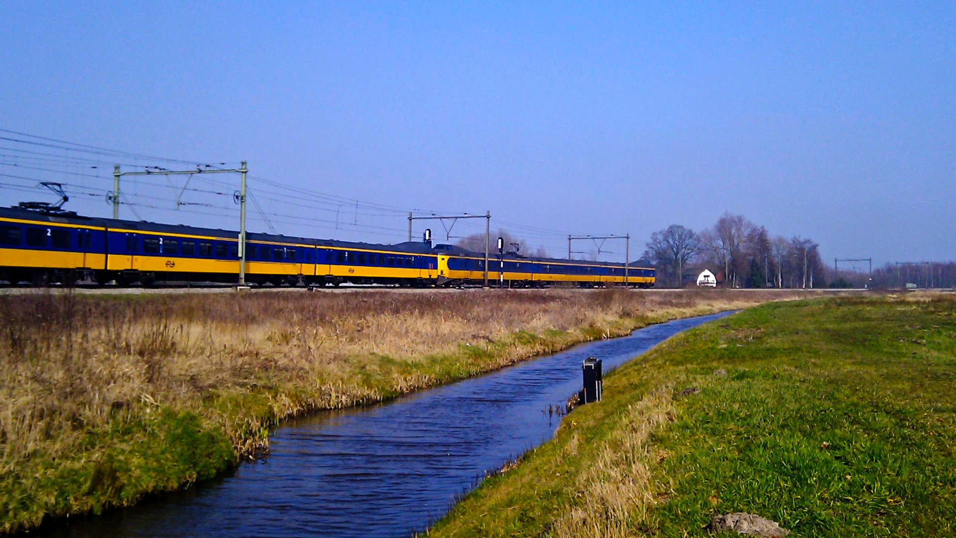 de zon trein sloot spoorweg