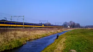 de zon trein sloot spoorweg