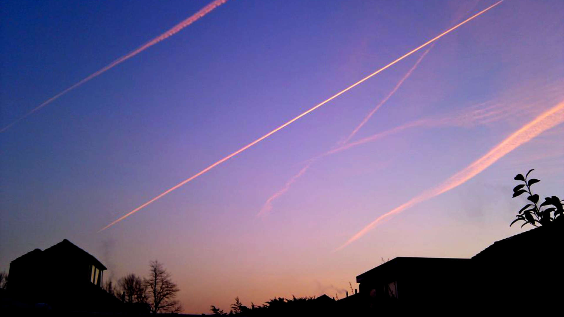 strepenparade condensstrepen zonsondergang