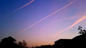 strepenparade condensstrepen zonsondergang