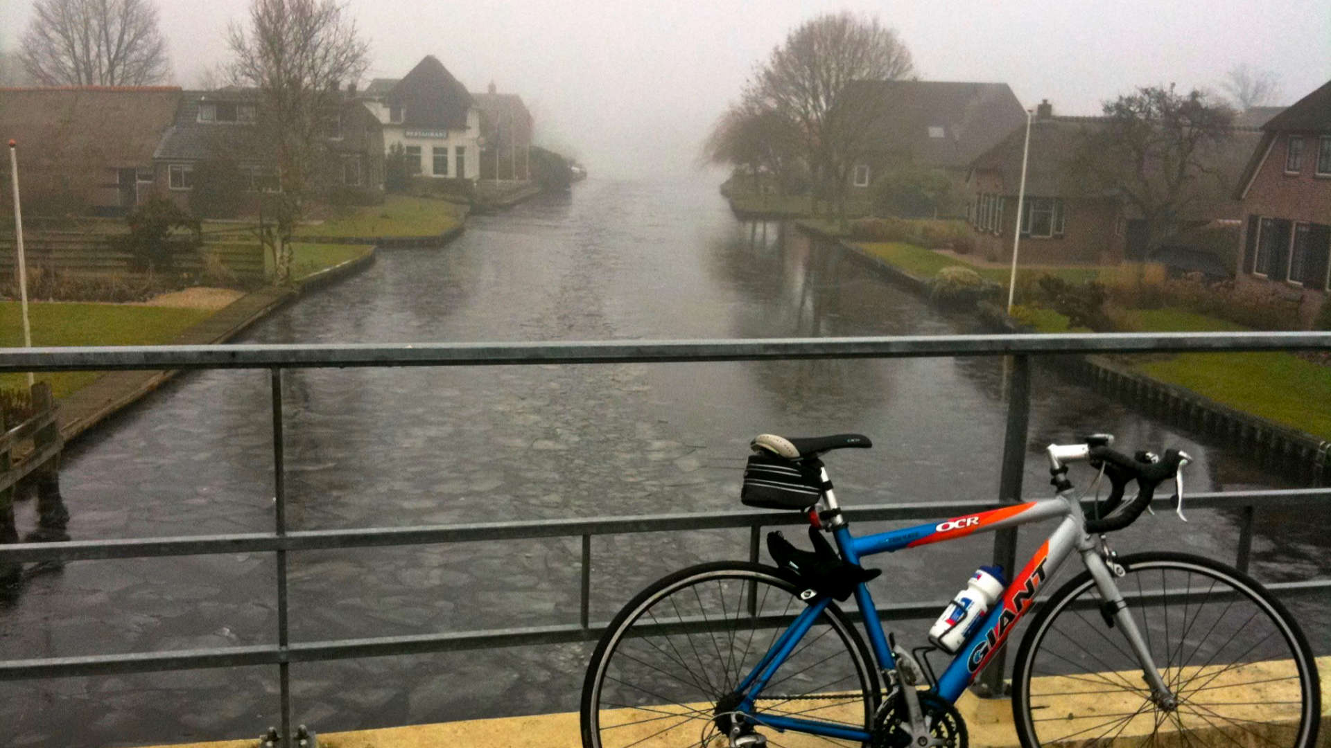 racefiets in bevroren landschap