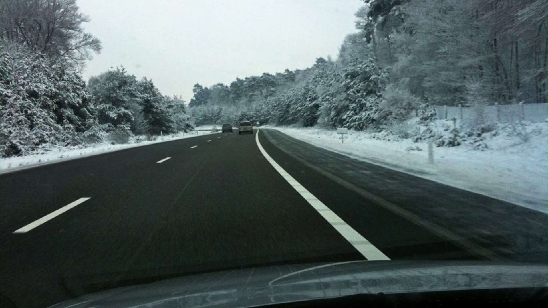 sneeuwlandschap snelweg a50 winter