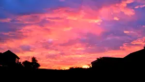 brandende ochtendwolken zonsopkomst