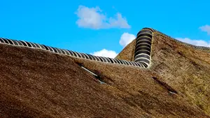 omweg rietgedekte boerderij nok