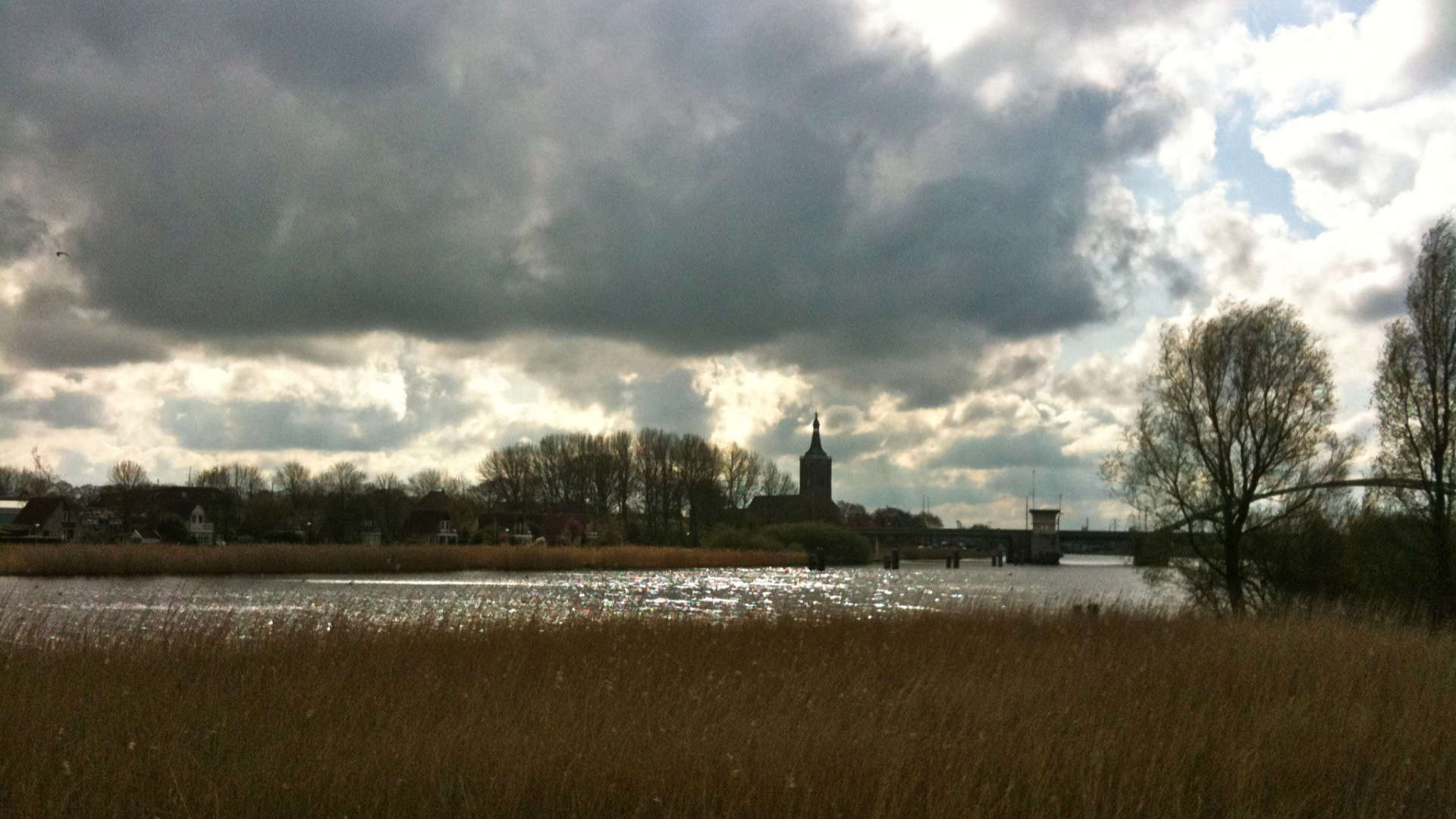 donkere wolken boven hasselt