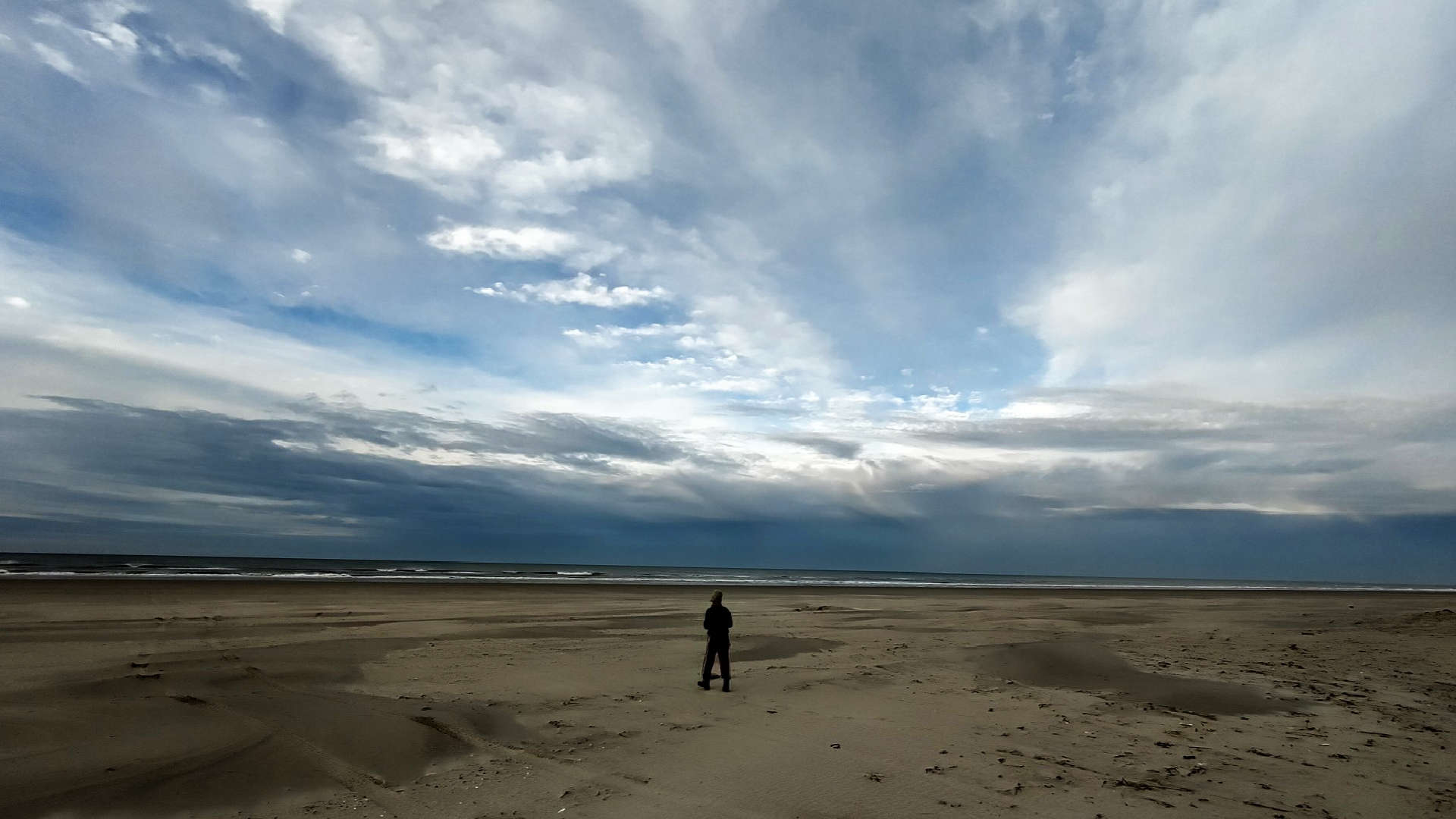 lidia op leeg strand terschelling