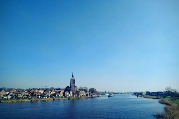 Hasselt strakblauwe hemel