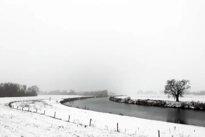 Winters wit uitzicht op Vecht