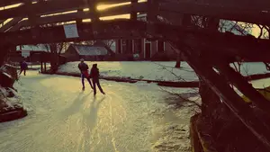 robert en umai brug giethoorn schaatsen