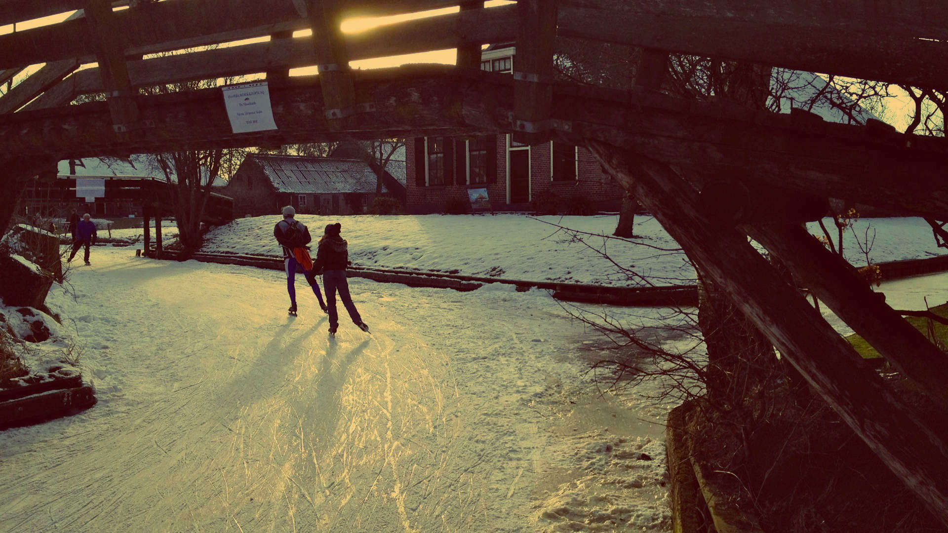 robert en umai brug giethoorn schaatsen