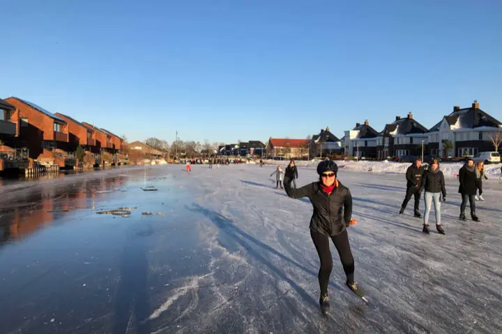 lidia zwaait schaatsen