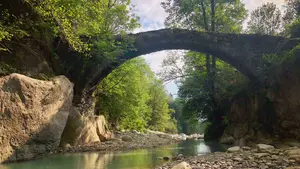 stenen boogbrug over rivier de anza bij vanzone