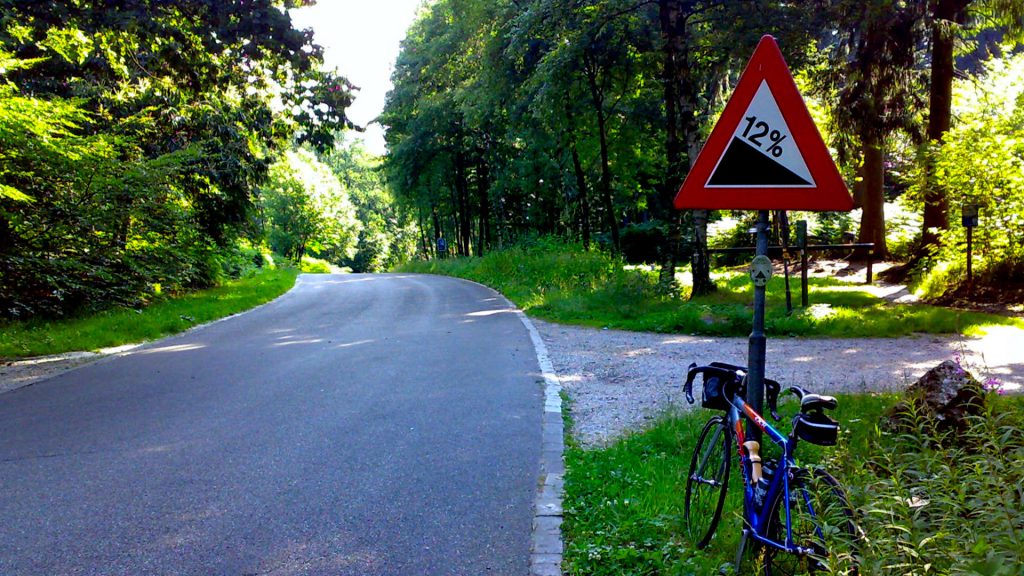 Weg valt omlaag naar Vaals