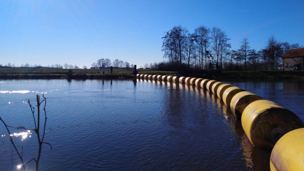 gele-tonnenketting-voor-stuw-vecht