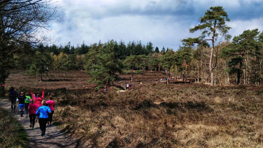 lidia-zwaait-met-zakdoek-tijdens-woldberg-trail