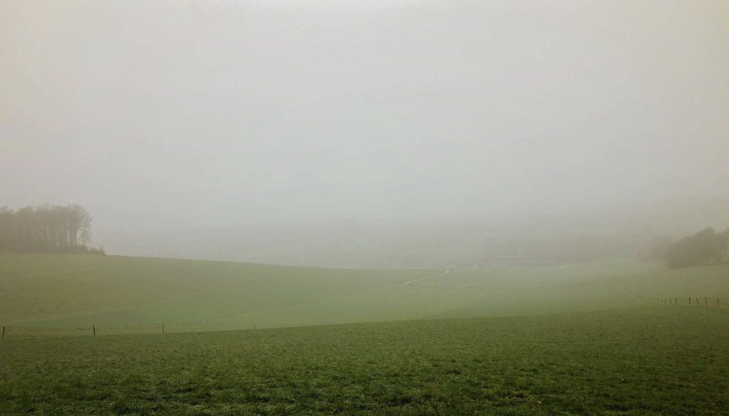 mistige-heuvelcontouren-beutenaken-zuid-limburg