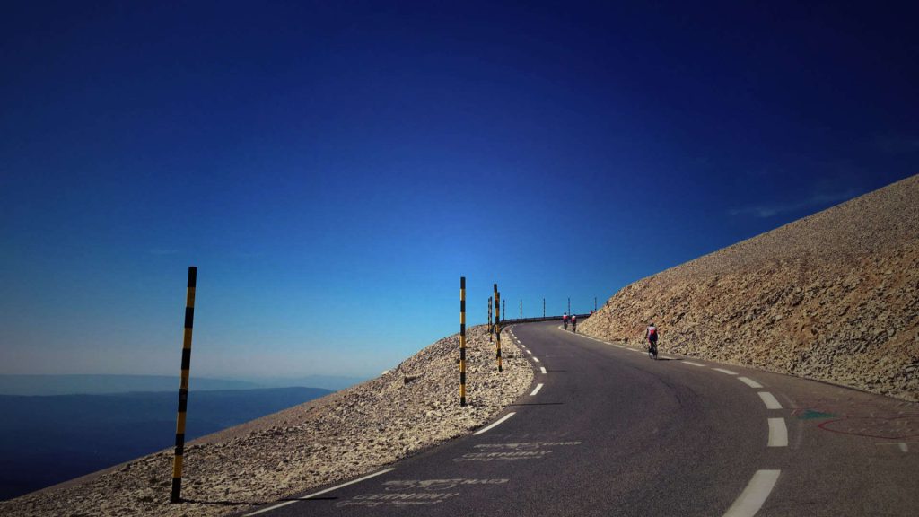 wielrenners-over-kale-flanken-naar-top-ventoux