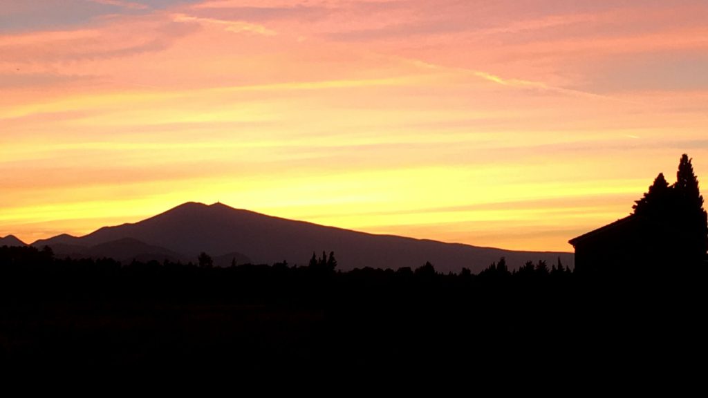 zonsopkomst-kleurenpracht-silhouette-ventoux